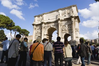 ITALY, Lazio, Rome, Tourists around the triumphal Arch of Constantine outside the Colosseum