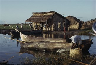 MALAWI, Chilwa, Yau tribe fishermen with Yav boats on Lake Chilwa. Men and children gathered next