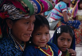 GUATEMALA, El Quiche, San Andres de Sajcabaja, Quiche Indian mother and daughter at San Andres
