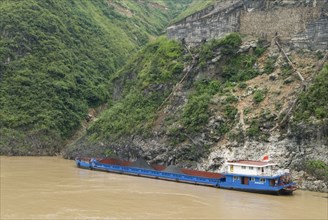 CHINA, Hubei , Three Gorges, Barge loading coal from a gravity chute in the Wu Gorge