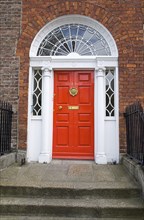 20093559 IRELAND Dublin Dublin Georgian doorway near Merrion Square with red door