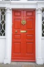 20093560 IRELAND Dublin Dublin Red door in Georgian doorway