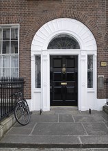 20093562 IRELAND Dublin Dublin Georgian doorway near Merrion Square with black door and bicycle outside