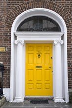 20093564 IRELAND Dublin Dublin Yellow door in Georgian doorway