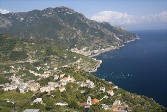 20093637 ITALY Campania Ravello View of the Amalfi coastline from the hillside town of Ravello