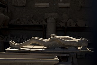 20093689 ITALY Campania Pompeii Plaster cast of one of the victims