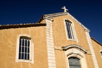FRANCE, Provence Cote d’Azur, Vaucluse, Roussillon.  Exterior facade of town church.