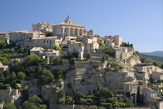 FRANCE, Provence Cote d’Azur, Vaucluse, Gordes.  Village situated on hilltop with sixteenth century