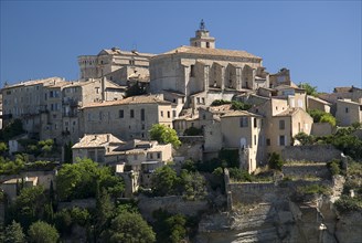 FRANCE, Provence Cote d’Azur, Vaucluse, Gordes.  Hilltop village with sixteenth century chateau and