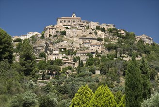FRANCE, Provence Cote d’Azur, Vaucluse, Gordes.  View of hilltop village from the road below with