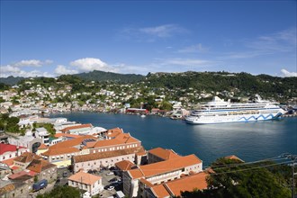 WEST INDIES, Grenada, St George, The Carenage harbour of the capital city of St George's surrounded