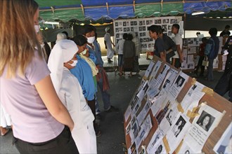 THAILAND, Phang Nga District, Takua PA, "Tsunami. Thai's and foreigners look at the pictures of the