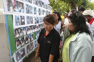 THAILAND, Phang Nga District, Takua PA, "Tsunami. Thai's look at the pictures of the unidentified