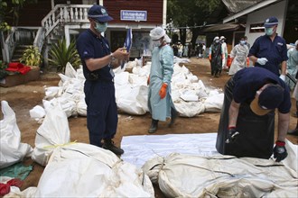 THAILAND, Phang Nga District, "Takua PA,", "Tsunami. Australian forensic team. Volunteers try to