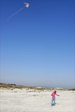 USA, Georgia, St. Simons Island, Young girl flying kite on the beach
