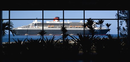 WEST INDIES, Grenada, St Georges, The Queen Mary 2 ship seen through the glass windows of the