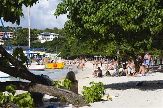 WEST INDIES, Grenada, St George, Crowds of tourists from cruise ships on BBC Beach in Morne Rouge