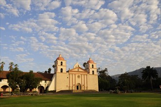 USA, California, Santa Barbara, Morning light on Mission Santa Barbara