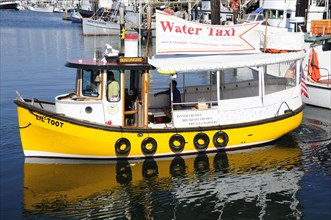 USA, California, Santa Barbara, Water taxi in Santa Barbara harbour