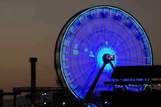 USA, California, Los Angeles, "Ferris wheel on the pier shilhoutted at night, Santa Monica"