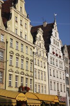 Poland, Wroclaw, Stare Miasto, Pastel coloured building facades in the Rynek main market square.