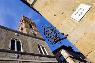 ITALY, Tuscany, Pienza, Val D'Orcia Piazza Pio II with Palazzo Communale Town Hall with its
