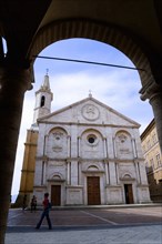 ITALY, Tuscany, Pienza, Val D'Orcia The Duomo in Piazza Pio II seen through an arch with tourists