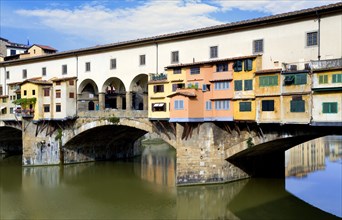 ITALY Tuscany Florence Ponte Vecchio medieval bridge across River Arno with view of merchant's