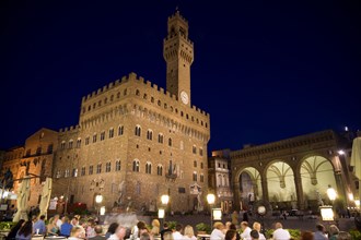 ITALY, Tuscany, Florence, People eating alfresco at a restaurant in The Piazza della Signoria at