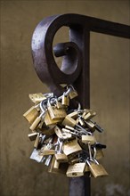 ITALY, Tuscany, Florence, Bunches of locked padlocks used by stallholders in the Vasari Corridor