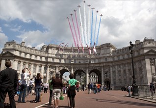 ENGLAND, London, The Mall and Horseguards, Admiralty Arch, People are looking at flying military