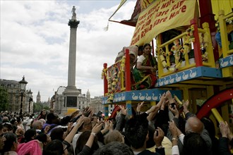 Religion, Hindu, Worship, London Rathayatra celebrations in Trafalgar Square. People handing out