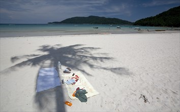 Malaysia, Pulau Perhentian Kecil, Terengganu, Beach scene with towels, sun cream, sunglasses,