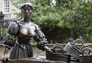 Ireland, County Dublin, Dublin City, Bronze statue of Molly Malone with her fishmonger wheelbarrow