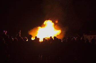 Shoreham Beach, West Sussex, England. Festivals Guy Fawkes Bonfire People silhouetted by flames