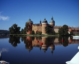 Sweden, Sodermanland, Mariefred, Gripsholm Castle beside Lake Malaren.  Red brick exterior with