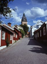 Sweden, Sodermanland, Strangnas, Cobbled street lined by wooden houses leading to Domkyrkan