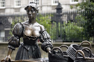Ireland, County Dublin, Dublin City, Bronze statue of Molly Malone with her fishmonger wheelbarrow