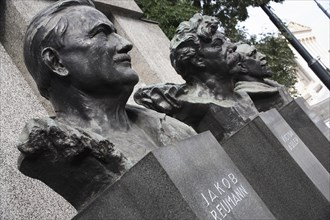 Monument of the Republic with the busts of Jakob Reumann Victor Adler and Ferdinand Hanusch. Photo