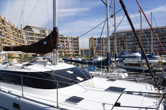 Port Solent with boats moored in the Marina surrounded by apartment buildings. Photo : Paul Seheult