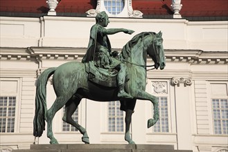 Equestrian statue of Emperor Josef II in the courtyard of the Spanish riding school. Photo :