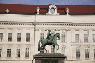 Equestrian statue of Emperor Josef II in the courtyard of the Spanish riding school. Photo :