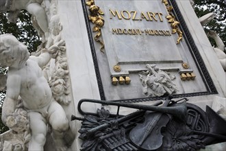 Detail of inscription and decoration at the base of the statue of Mozart in the Burggarten. Photo :