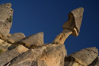 Pasabag. Angled view of fairy chimney with rock perched on top in gravity defying position. Photo :