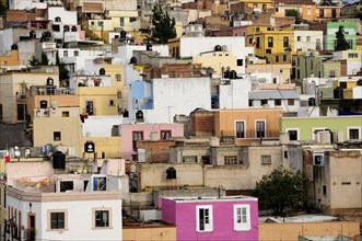 Mexico, Bajio, Zacatecas, Colourful houses on hillside. 
Photo : Nick Bonetti