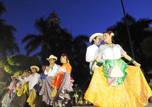 Mexico, Veracruz, Folkloric dancers in the Zocalo at night. 
Photo : Nick Bonetti