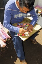 Mexico, Puebla, Cholula, Artist making reed paintings. 
Photo : Nick Bonetti