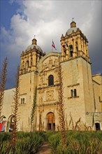Mexico, Oaxaca, Santo Domingo Church, Baroque exterior facade with twin bell towers. 
Photo : Nick