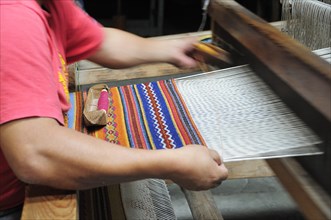 Mexico, Oaxaca, Carpet weaving at La Mano Magica by Tomas Mendoza. 
Photo : Nick Bonetti