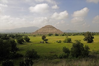 Mexico, Anahuac, Teotihuacan, Pyramid del Sol and surrounding landscape. 
Photo : Nick Bonetti